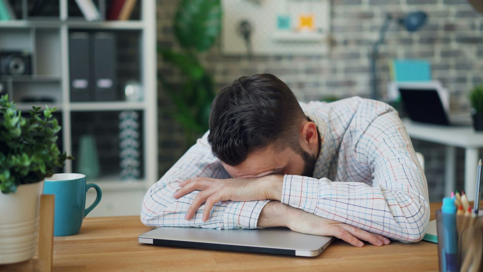 A worn-out man at the end of a long day, representing burnout in men, therapy online in Ontario